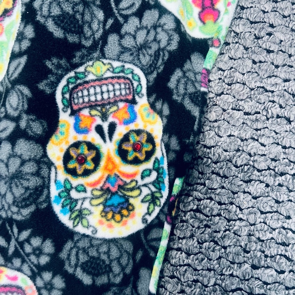 Colorful Skull Patterned Beanie - Picture 5 of 11